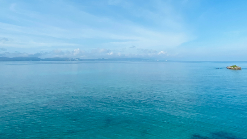沖縄本島の高台から見える海の写真